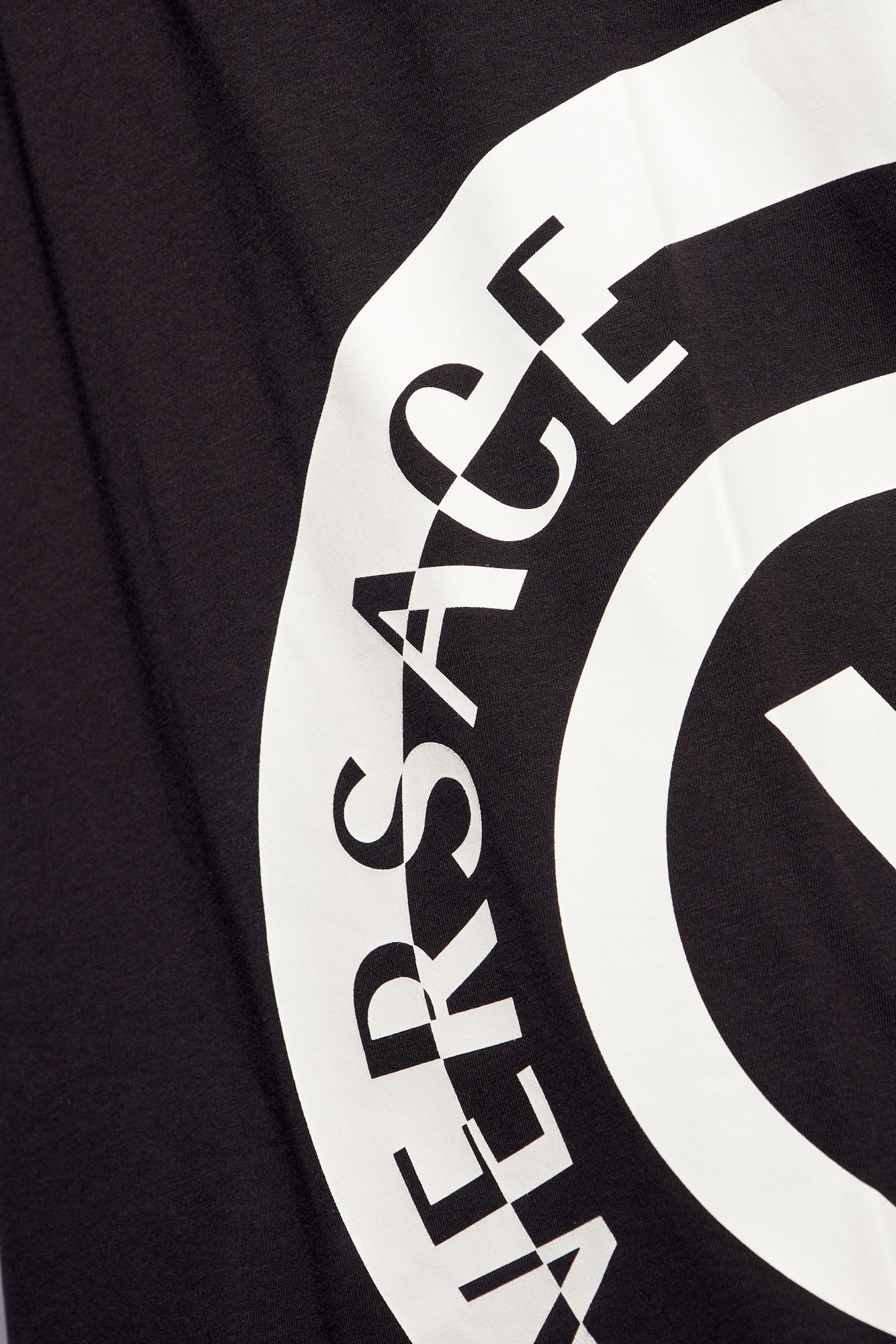 【VERSACE JEANS】ロゴ チェーン柄 コットンTシャツ【送関込】 White shirt with maxi logo print brand VERSACE JEANS COUTURE